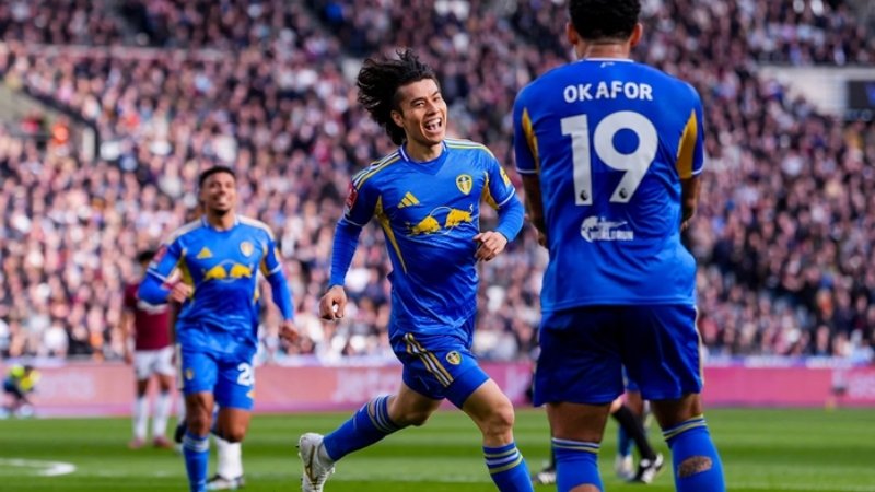 Phút 26, Ao Tanaka ghi bàn mở tỷ số cho Leeds